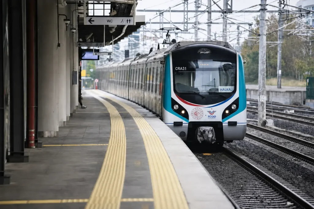 marmaray-treni-istasyona-gelirken-hd