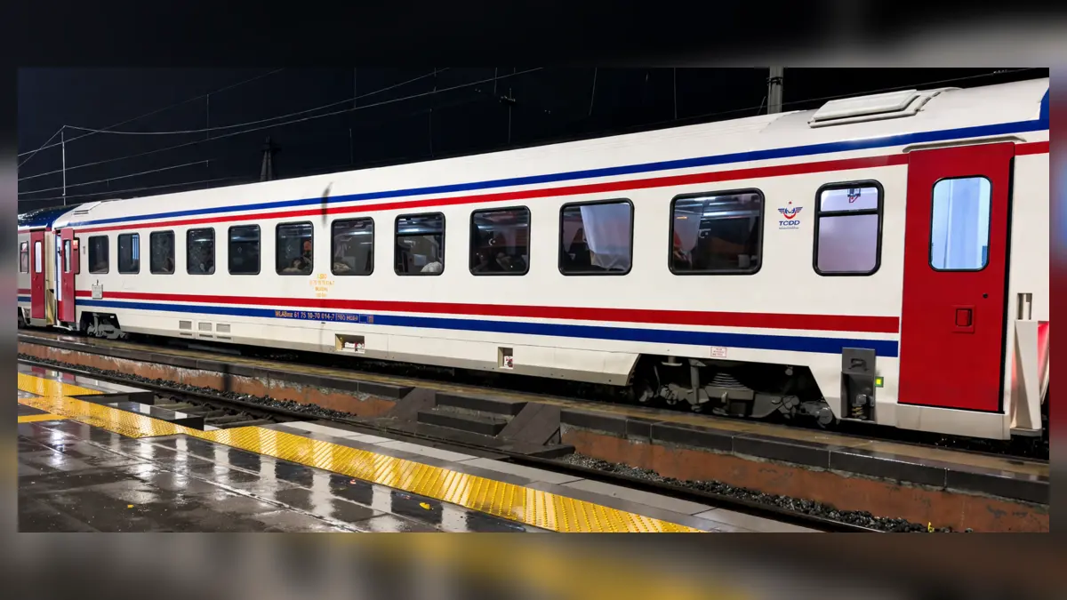 Gece istasyonda bekleyen İzmir Mavi Treni yataklı vagonu