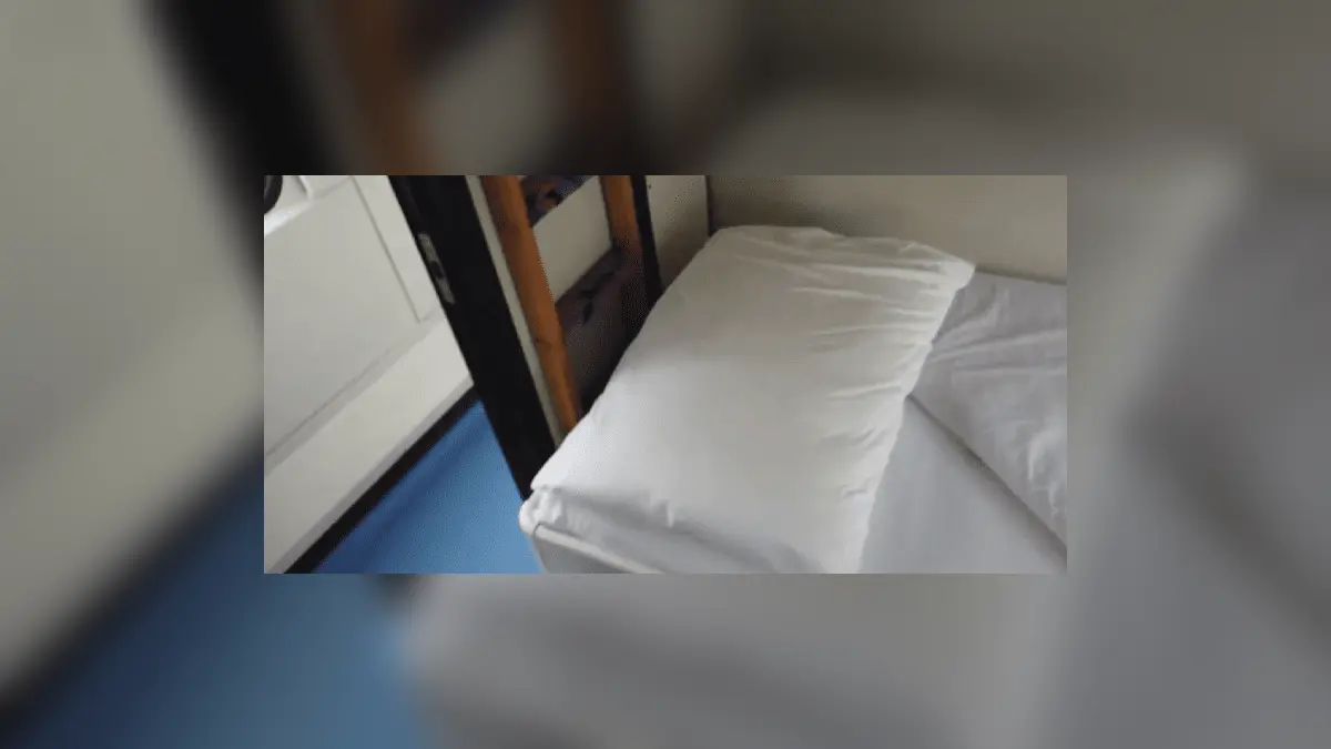 İzmir Mavi Treni yataklı vagon odasındaki hazırlanmış yatak